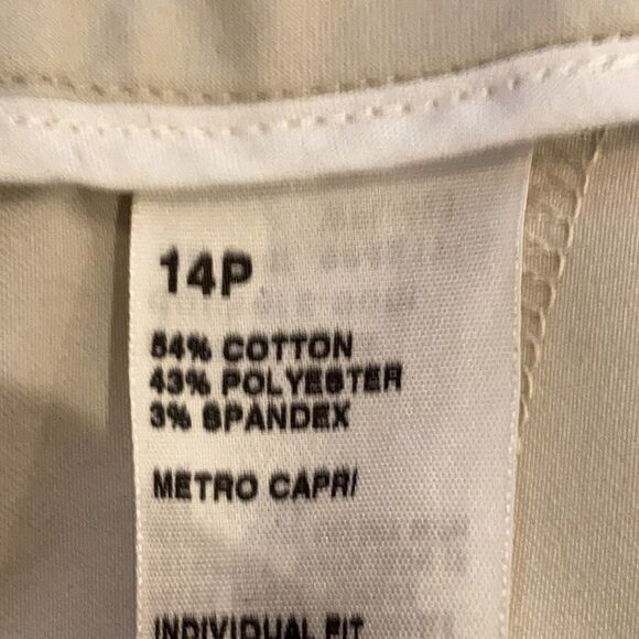 3/$25 DOCKERS Ideal Fit Metro Capris Tan 14P EUC - Picture 6 of 7